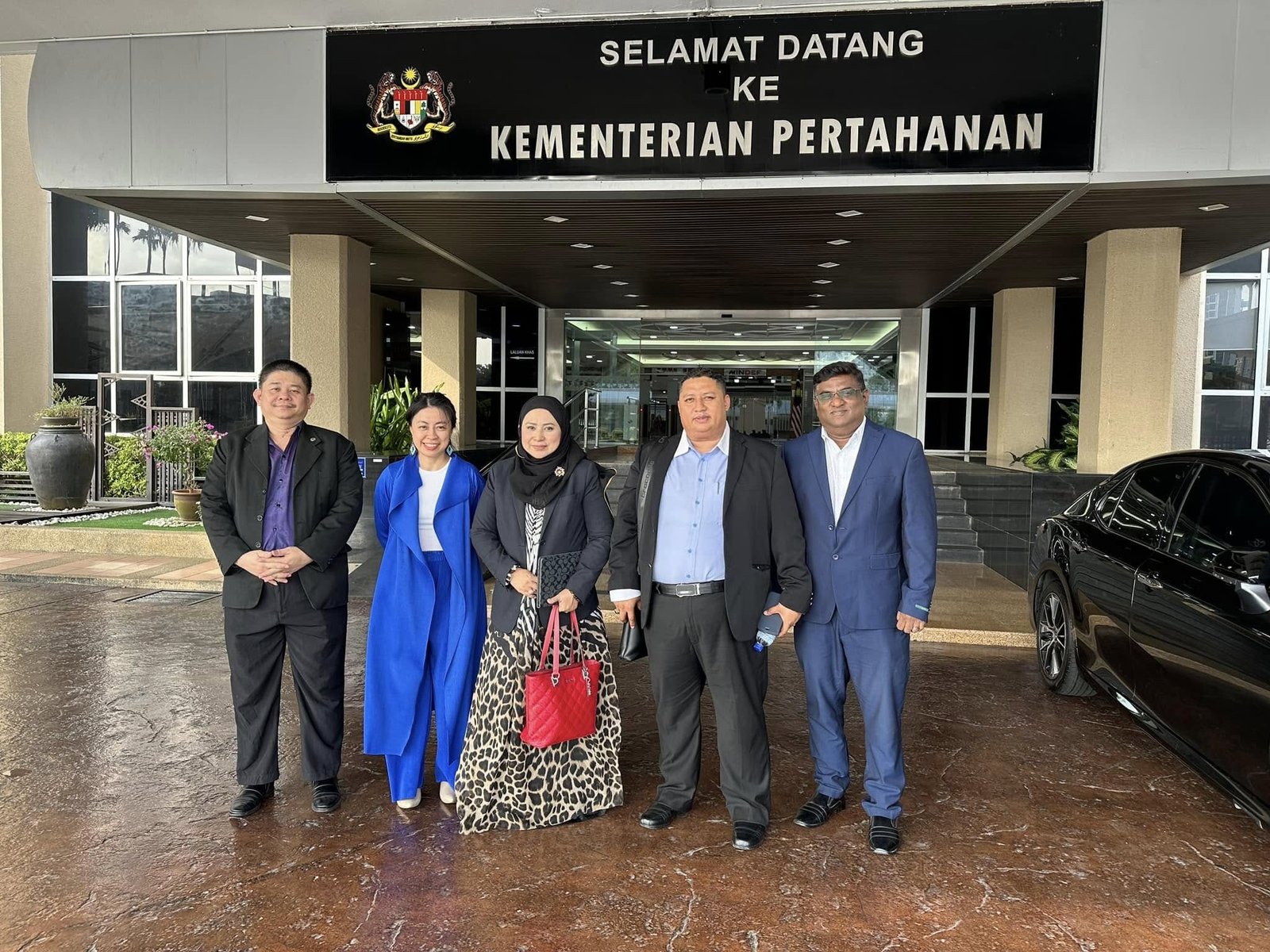 Yang Mulia Tengku Adena bersama para hadirin di hadapan bangunan Kementerian Pertahanan