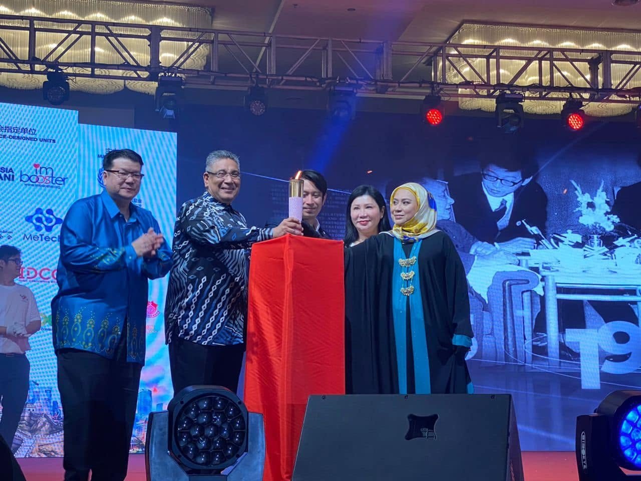 Yang Mulia Tengku Adena bersama tetamu kehormat di pentas semasa gimik perasmian
