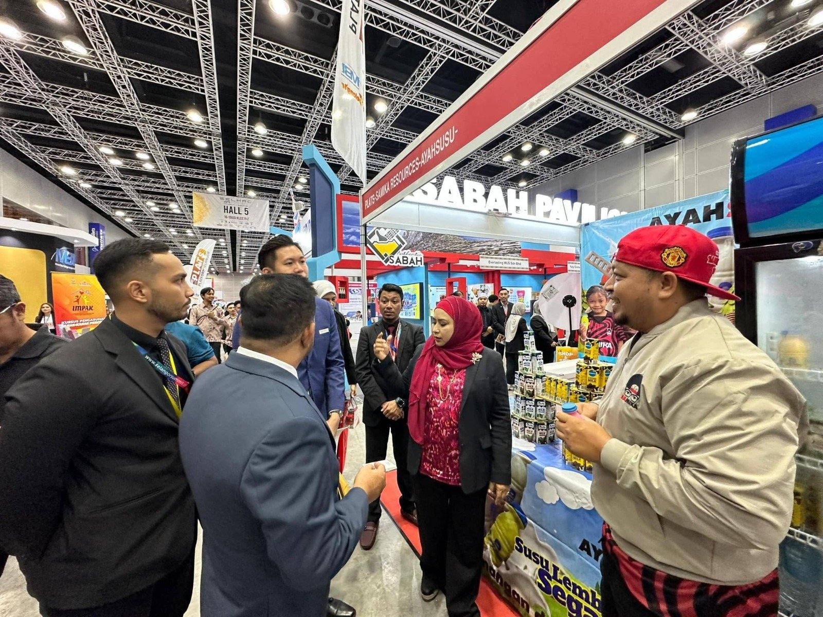 Lawatan ke ruang pameran produk halal di SELHAC 2024, Pusat Konvensyen Kuala Lumpur.