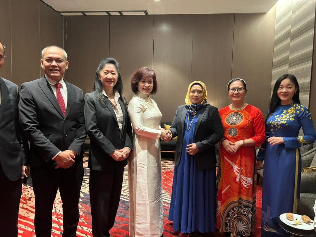 Sesi jaringan antara MEEDC Malaysia dan rakan perniagaan Vietnam pada Asia Economic Cooperation Forum 2024.