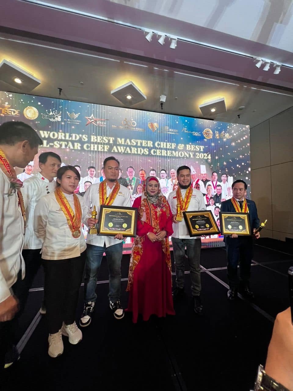 Para penerima anugerah chef bersama Yang Mulia Tengku Adena di pentas