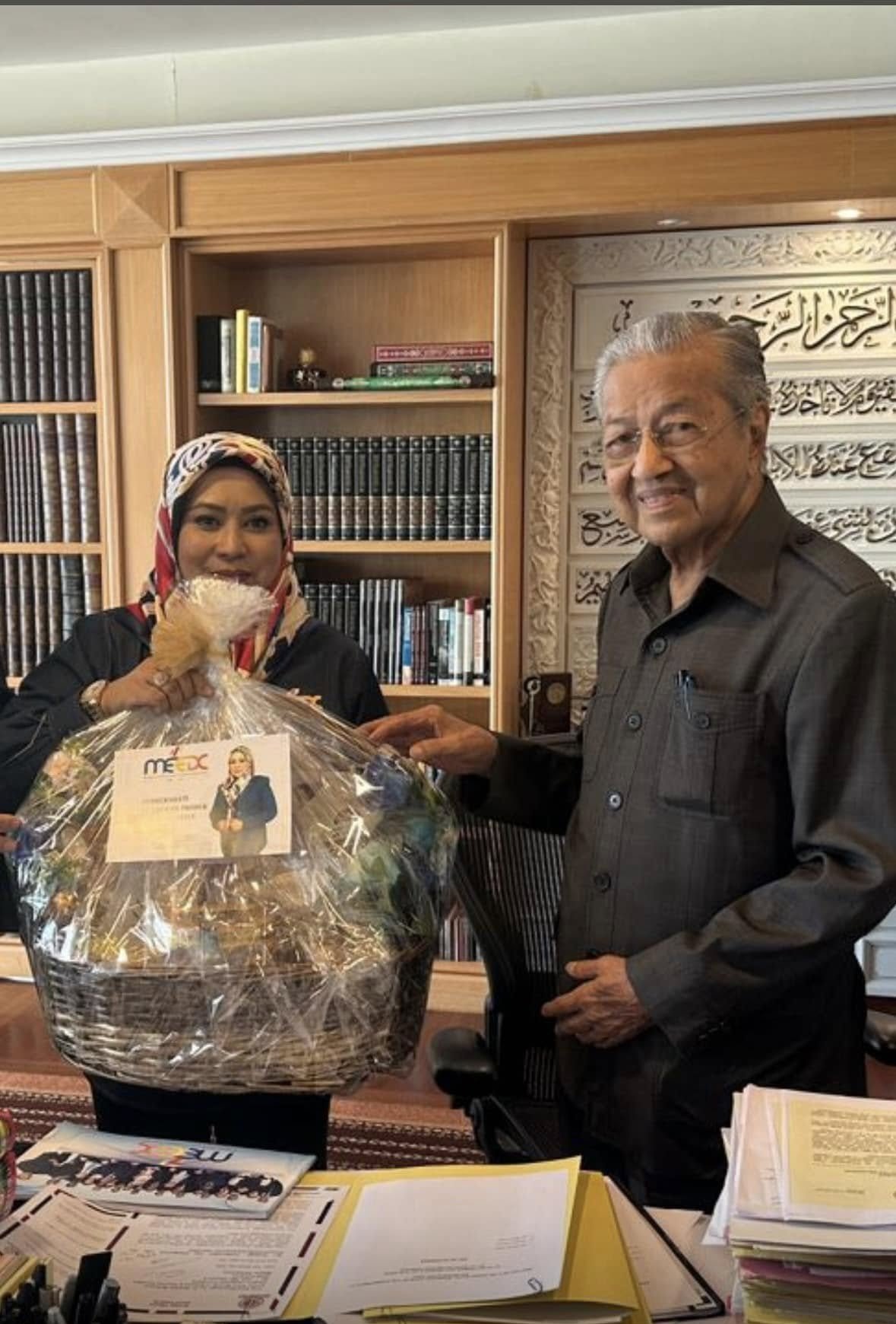 Penyerahan cenderahati MEEDC Malaysia kepada Tun Dr Mahathir Mohamad