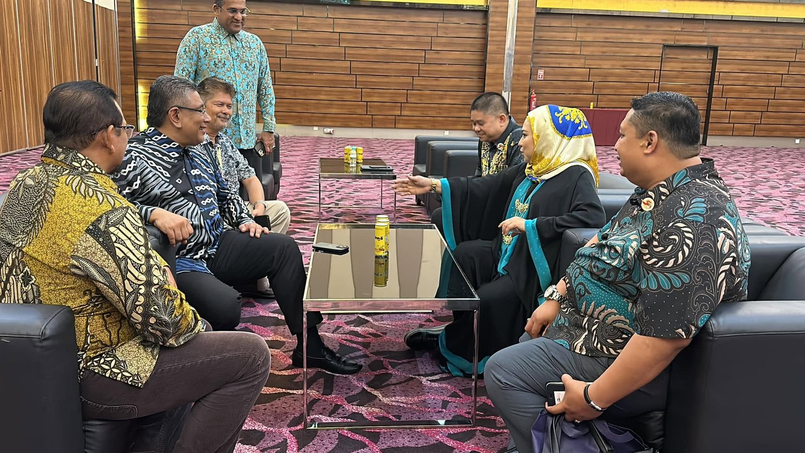 Yang Mulia Tengku Adena dalam sesi perbincangan bersama para tetamu semasa majlis