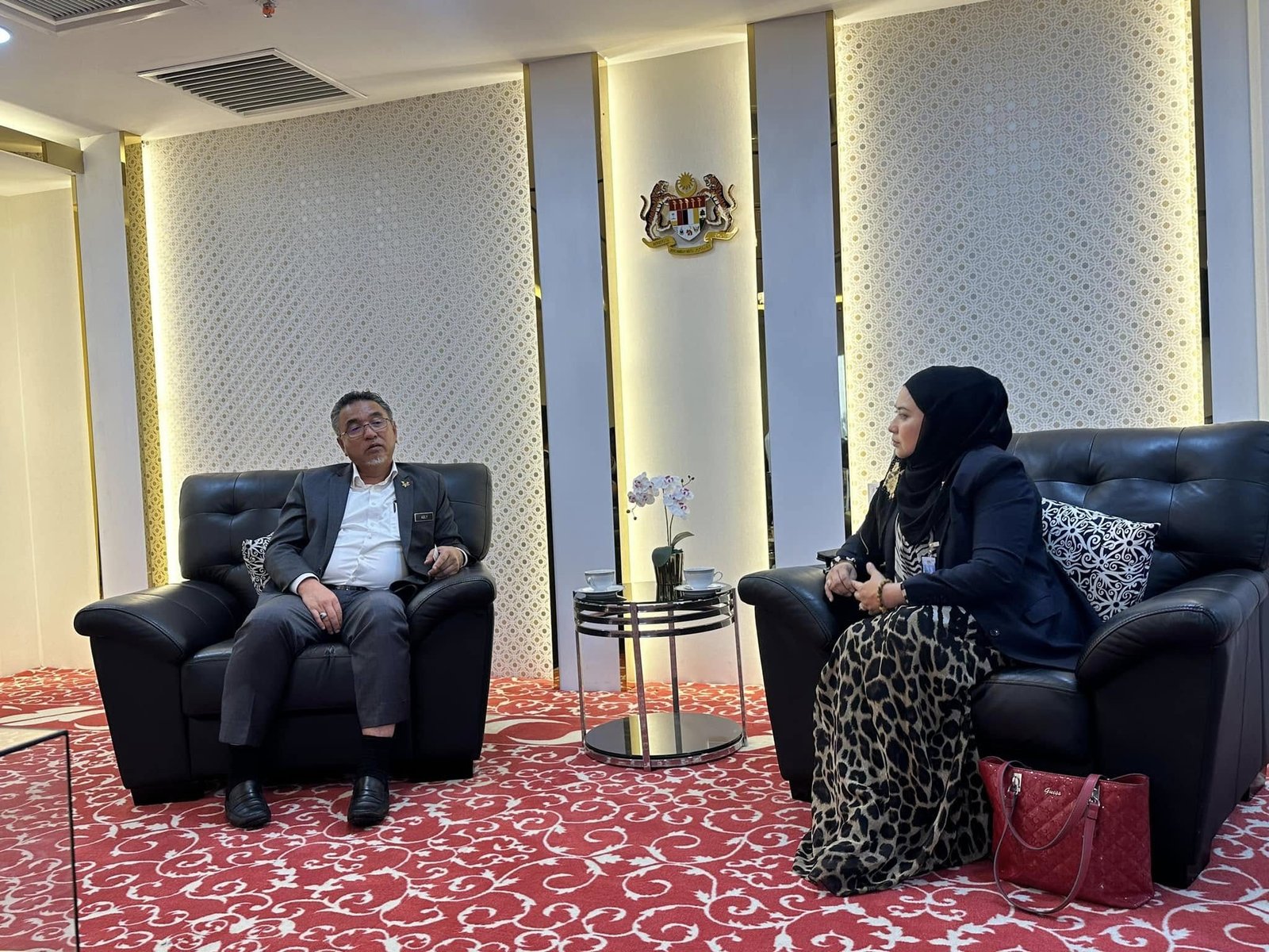 Yang Mulia Tengku Adena dalam pertemuan bersama YB Adly Zahari, Timbalan Menteri Pertahanan