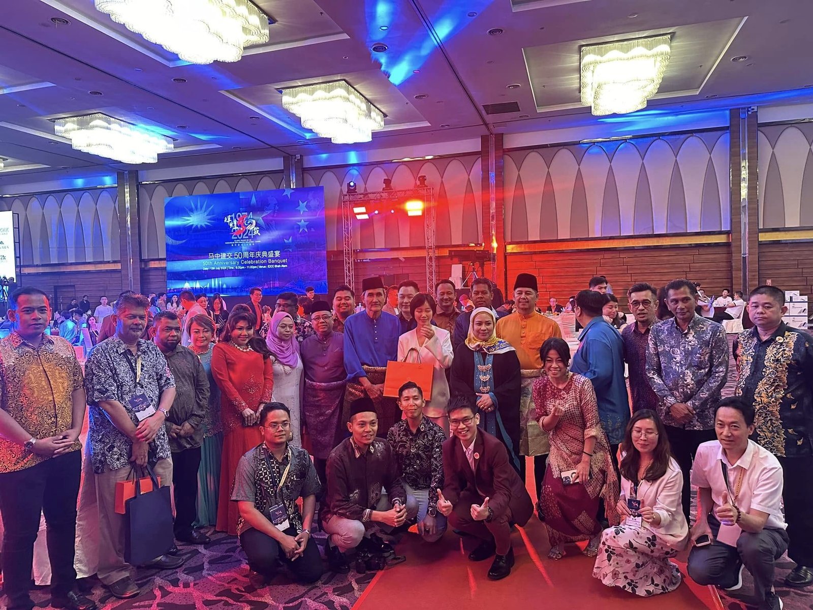 Yang Mulia Tengku Adena bersama para tetamu di Majlis Sambutan Ulang Tahun ke-50 Hubungan Diplomatik Malaysia–China, IDCC Shah Alam