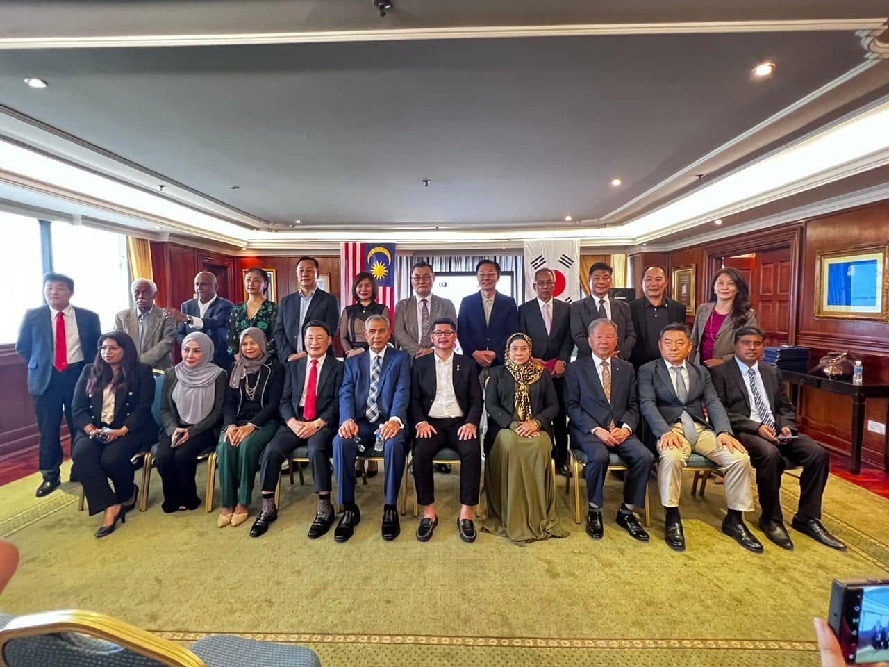 Sesi bergambar bersama para tetamu International Business and Investment Meeting