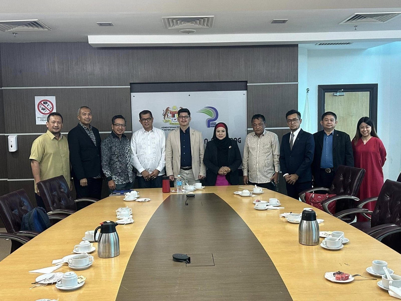 Sesi bergambar bersama para hadirin selepas pertemuan