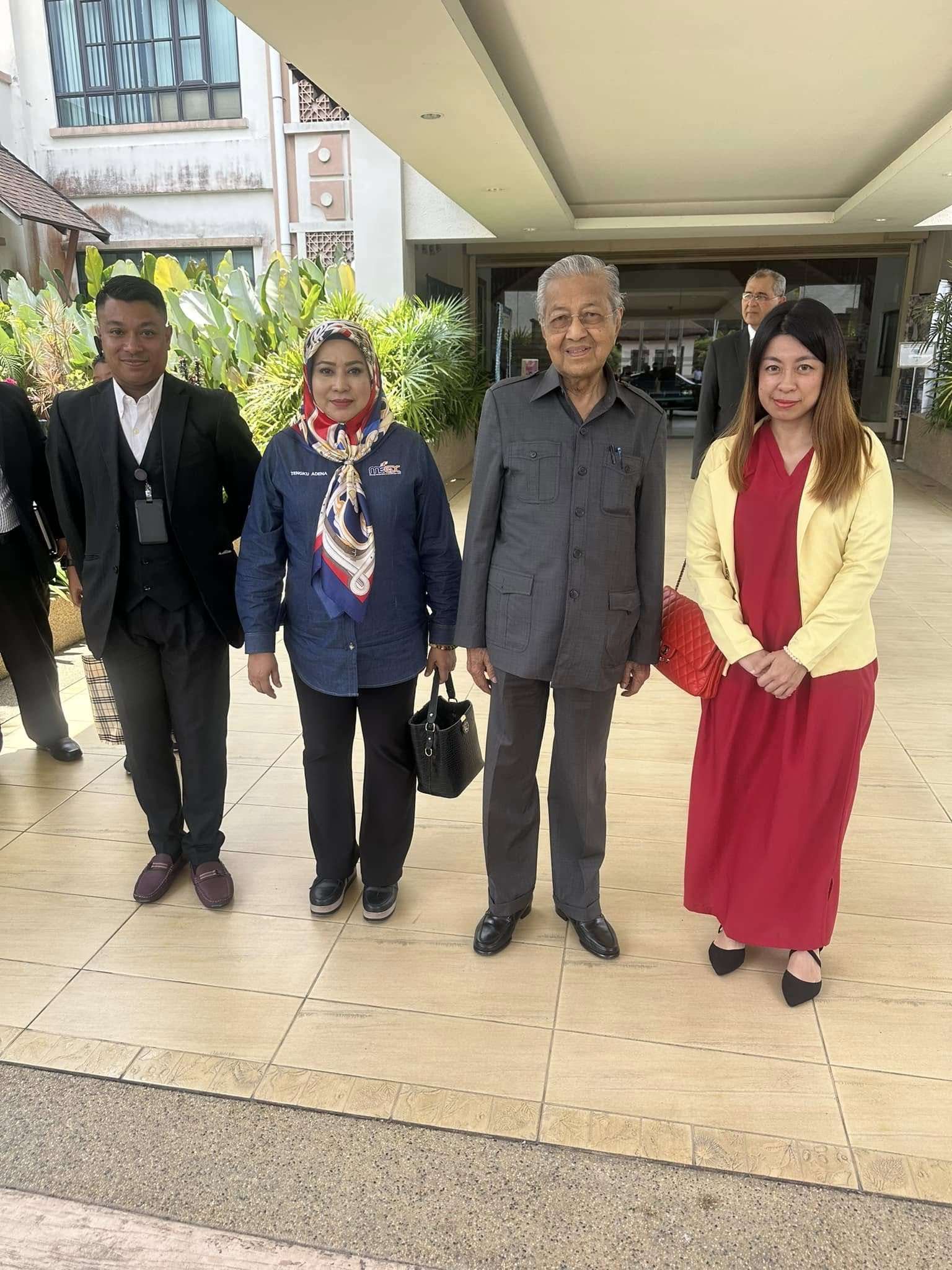 Sesi bergambar bersama Tun Dr Mahathir Mohamad