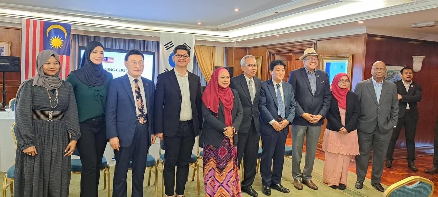 Sesi bergambar bersama para hadirin