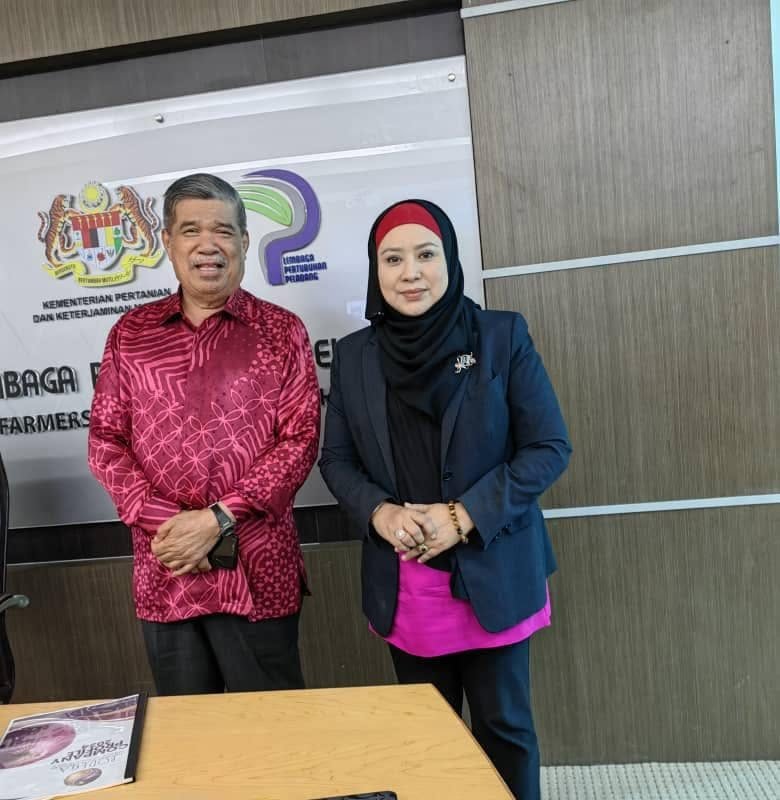 Presiden MEEDC Malaysia, Yang Mulia Tengku Adena, bersama Datuk Seri Mohamad Sabu