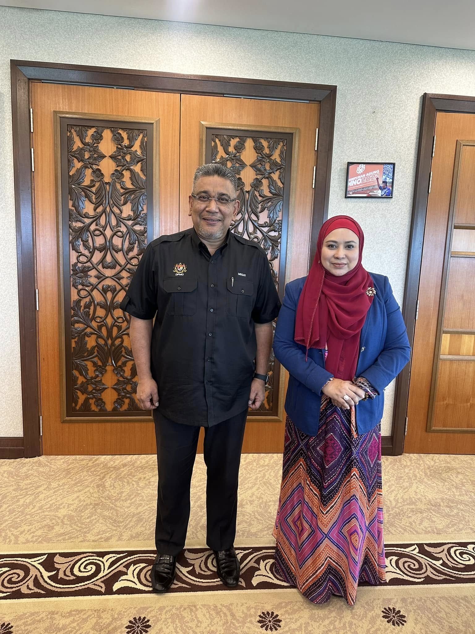 Yang Mulia Tengku Adena bersama YBhg. Datuk Wira Megat Zulkarnain