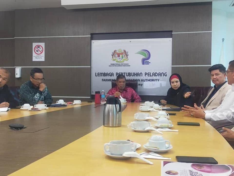 Yang Mulia Tengku Adena bersama Menteri Pertanian dan Keterjaminan Makanan, Datuk Seri Mohamad Sabu, dalam sesi perbincangan