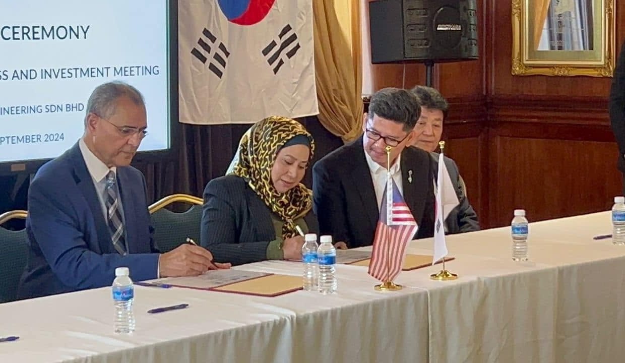 Presiden MEEDC Malaysia, Yang Mulia Tengku Adena, semasa majlis menandatangani MOU