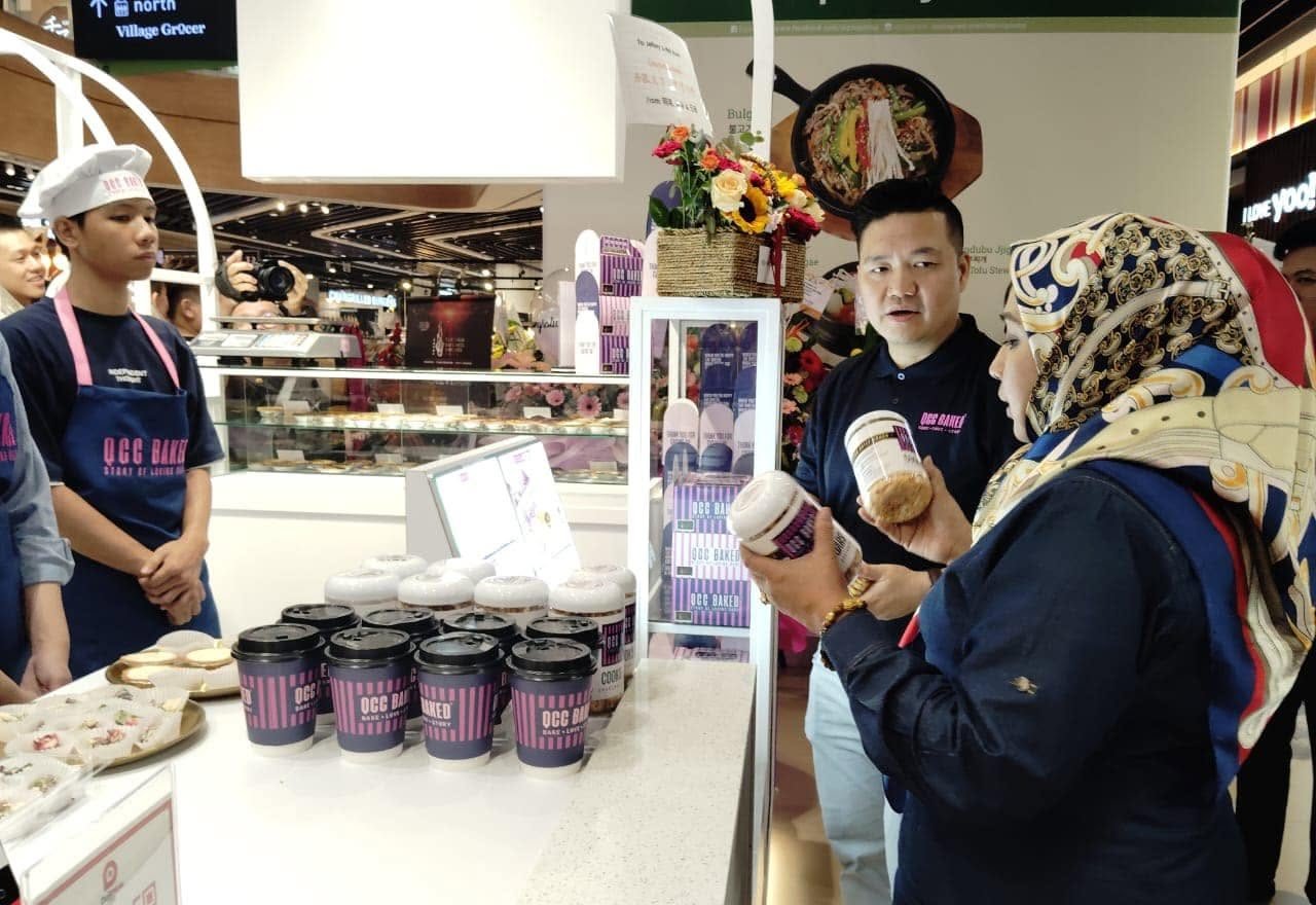 Yang Mulia Tengku Adena meninjau produk QCC Baked