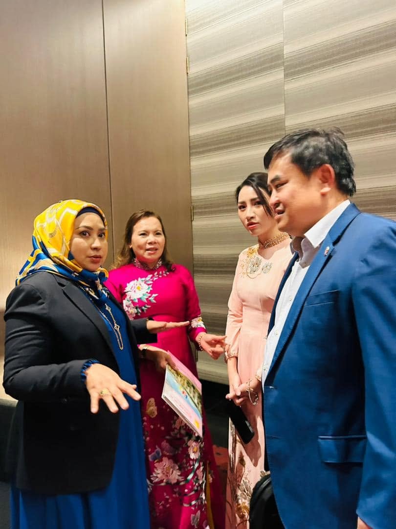 Yang Mulia Tengku Adena berbincang bersama rakan perniagaan dari Vietnam pada Asia Economic Cooperation Forum 2024.