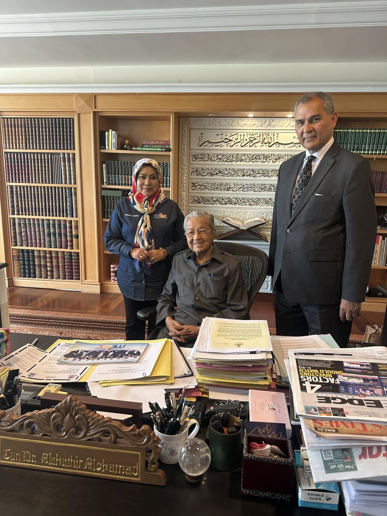 Yang Mulia Tengku Adena bersama Tun Dr Mahathir Mohamad semasa kunjungan hormat