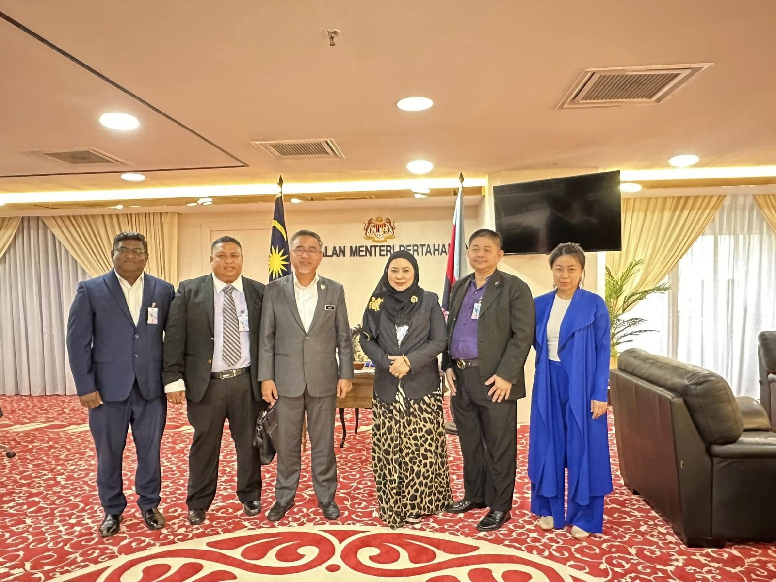 Yang Mulia Tengku Adena bersama Timbalan Menteri Pertahanan, YB Adly Zahari, dan para hadirin di Kementerian Pertahanan